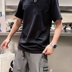 巴宝*Burberry 25SS春夏新款首发专柜最新款短袖圆领T恤 高端订制 设计前卫时尚!品牌logo 巴宝*Burberry 25SS春夏新款首发专柜最新款短袖圆领T恤 高端订制 设计前卫时尚!品牌logo