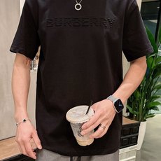 巴宝*Burberry 25SS春夏新款首发专柜最新款短袖圆领T恤 高端订制 设计前卫时尚!品牌logo 巴宝*Burberry 25SS春夏新款首发专柜最新款短袖圆领T恤 高端订制 设计前卫时尚!品牌logo