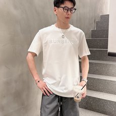 巴宝*Burberry 25SS春夏新款首发专柜最新款短袖圆领T恤 高端订制 设计前卫时尚!品牌logo 巴宝*Burberry 25SS春夏新款首发专柜最新款短袖圆领T恤 高端订制 设计前卫时尚!品牌logo