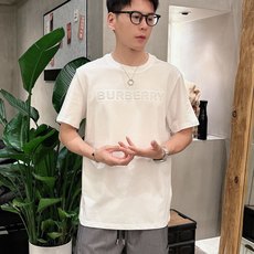 巴宝*Burberry 25SS春夏新款首发专柜最新款短袖圆领T恤 高端订制 设计前卫时尚!品牌logo 巴宝*Burberry 25SS春夏新款首发专柜最新款短袖圆领T恤 高端订制 设计前卫时尚!品牌logo