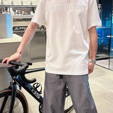 巴宝*Burberry 25SS春夏新款首发专柜最新款短袖圆领T恤 高端订制 设计前卫时尚!品牌logo 巴宝*Burberry 25SS春夏新款首发专柜最新款短袖圆领T恤 高端订制 设计前卫时尚!品牌logo