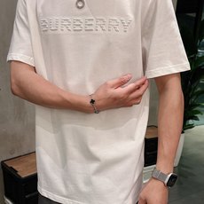 巴宝*Burberry 25SS春夏新款首发专柜最新款短袖圆领T恤 高端订制 设计前卫时尚!品牌logo 巴宝*Burberry 25SS春夏新款首发专柜最新款短袖圆领T恤 高端订制 设计前卫时尚!品牌logo