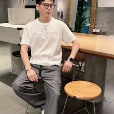 巴宝*Burberry 25SS春夏新款首发专柜最新款短袖圆领T恤 高端订制 设计前卫时尚!品牌logo 巴宝*Burberry 25SS春夏新款首发专柜最新款短袖圆领T恤 高端订制 设计前卫时尚!品牌logo