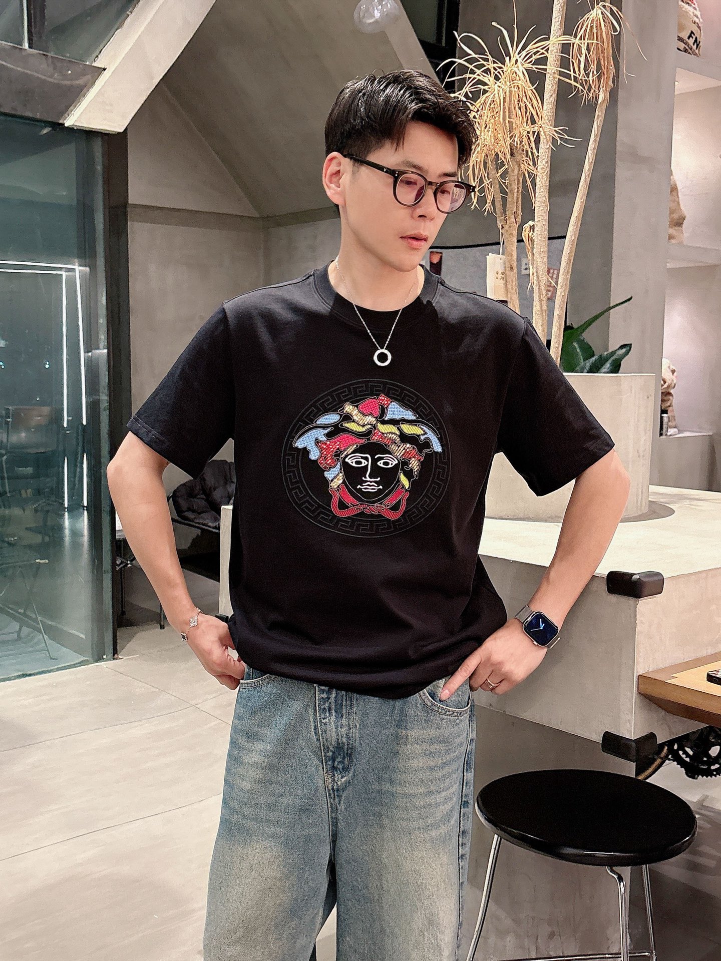 NO:461860,Versace 25SS spring and summer new style first-time counter latest short-sleeved round-neck T-shirt, high-end customization, avant-garde and fashionable design!  Brand logo heavy craft design, high-end custom fabric, soft feel, comfortable to wear, imported high-end fabrics are very delicate, the details are exquisite and exquisite, the counter-level exquisite car line, fine workmanship, extremely shaping item, any fashion can be matched with, the style is super good, the must-have item for trendy men Color white and black Size S-XXL Size reference S-Size shoulder width 45 bust 101 length 68 M-Size shoulder width 46 bust 105 long 70 L-Size shoulder width 47 bust 109 long 72 XL-Size shoulder width 48 bust 113 long 74 XXL-Size shoulder width 49 bust 117 long 76, versace, versace, T-shirt,tees, t-shirt,alexander wang19860909范思*Versace 25SS春夏新款首发专柜最新款短袖圆领T恤 高端订制 设计前卫时尚！品牌logo重工艺设计,高端定制面料,手感柔软,穿着舒适,客供进口高档面料质感非常细腻,细节工艺精湛考究,专柜级别精致车线,做工精细,塑造性极高的一款单品,任何时装都可以搭配,版型超级好,潮男必备单品 颜色白色、黑色 尺码S-XXL 尺寸参考 S码肩宽45胸围101衣长68 M码肩宽46胸围105衣长70 L码肩宽47胸围109衣长72 XL码肩宽48胸围113衣长74 XXL码肩宽49胸围117衣长76,,versace,versace,T-shirt,tees，t-shirt,alexander wang,Men's clothing