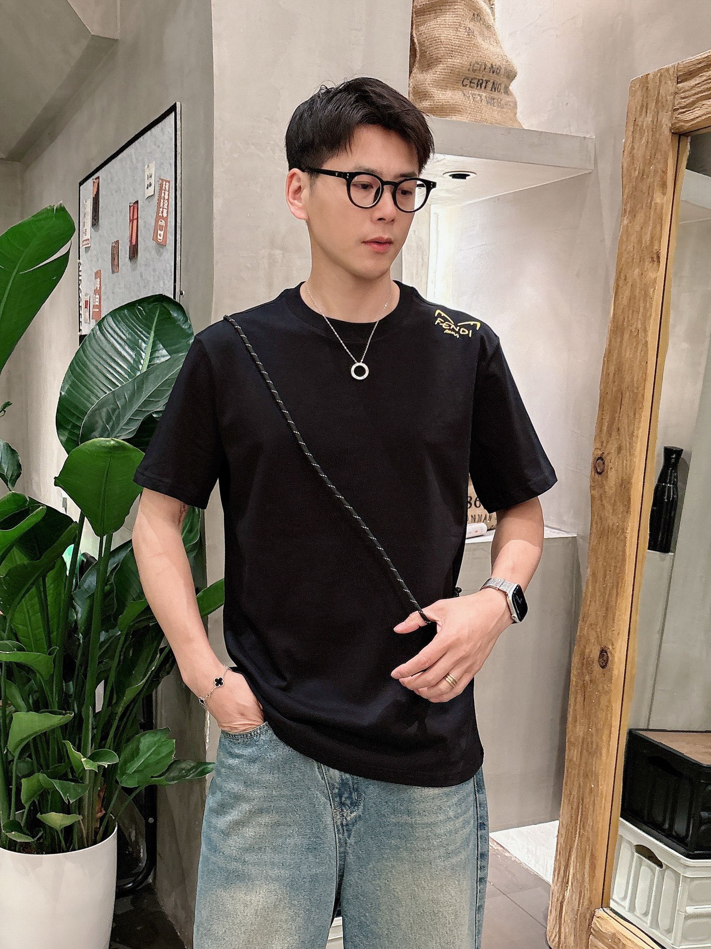 NO:461869,Fendi 25SS spring and summer new style first-time counter latest short-sleeved round-neck T-shirt, high-end customization, avant-garde and fashionable design!  Brand logo heavy craft design, high-end custom fabric, soft feel, comfortable to wear, imported high-end fabrics are very delicate, the details are exquisite and exquisite, the counter-level exquisite car line, fine workmanship, extremely shaping, can be matched with any fashion, super good style, a must-have item for trendy men Color white and black Size S-XXL Size reference S-Size shoulder width 45 bust 101 length 68 M-Size shoulder width 46 bust 105 long 70 L-Size shoulder width 47 bust 109 long 72 XL-Size shoulder width 48 bust 113 long 74 XXL-Size shoulder width 49 bust 117 long 76, fendi, T-shirt,tees, t-shirt,alexander wang19860909芬*Fendi 25SS春夏新款首发专柜最新款短袖圆领T恤 高端订制 设计前卫时尚！品牌logo重工艺设计,高端定制面料,手感柔软,穿着舒适,客供进口高档面料质感非常细腻,细节工艺精湛考究,专柜级别精致车线,做工精细,塑造性极高的一款单品,任何时装都可以搭配,版型超级好,潮男必备单品 颜色白色、黑色 尺码S-XXL 尺寸参考 S码肩宽45胸围101衣长68 M码肩宽46胸围105衣长70 L码肩宽47胸围109衣长72 XL码肩宽48胸围113衣长74 XXL码肩宽49胸围117衣长76,,fendi,T-shirt,tees，t-shirt,alexander wang,Men's clothing