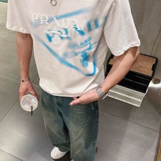 普拉*Prada 25SS春夏新款首发专柜最新款短袖圆领T恤 高端订制 设计前卫时尚!品牌logo重工艺 普拉*Prada 25SS春夏新款首发专柜最新款短袖圆领T恤 高端订制 设计前卫时尚!品牌logo重工艺