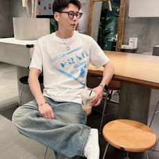 普拉*Prada 25SS春夏新款首发专柜最新款短袖圆领T恤 高端订制 设计前卫时尚!品牌logo重工艺 普拉*Prada 25SS春夏新款首发专柜最新款短袖圆领T恤 高端订制 设计前卫时尚!品牌logo重工艺