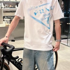 普拉*Prada 25SS春夏新款首发专柜最新款短袖圆领T恤 高端订制 设计前卫时尚!品牌logo重工艺 普拉*Prada 25SS春夏新款首发专柜最新款短袖圆领T恤 高端订制 设计前卫时尚!品牌logo重工艺