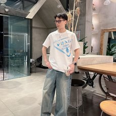 普拉*Prada 25SS春夏新款首发专柜最新款短袖圆领T恤 高端订制 设计前卫时尚!品牌logo重工艺 普拉*Prada 25SS春夏新款首发专柜最新款短袖圆领T恤 高端订制 设计前卫时尚!品牌logo重工艺
