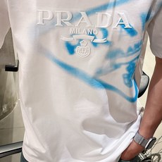 普拉*Prada 25SS春夏新款首发专柜最新款短袖圆领T恤 高端订制 设计前卫时尚!品牌logo重工艺 普拉*Prada 25SS春夏新款首发专柜最新款短袖圆领T恤 高端订制 设计前卫时尚!品牌logo重工艺