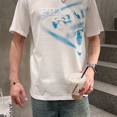 普拉*Prada 25SS春夏新款首发专柜最新款短袖圆领T恤 高端订制 设计前卫时尚!品牌logo重工艺 普拉*Prada 25SS春夏新款首发专柜最新款短袖圆领T恤 高端订制 设计前卫时尚!品牌logo重工艺