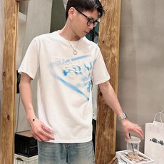 普拉*Prada 25SS春夏新款首发专柜最新款短袖圆领T恤 高端订制 设计前卫时尚!品牌logo重工艺 普拉*Prada 25SS春夏新款首发专柜最新款短袖圆领T恤 高端订制 设计前卫时尚!品牌logo重工艺