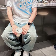 普拉*Prada 25SS春夏新款首发专柜最新款短袖圆领T恤 高端订制 设计前卫时尚!品牌logo重工艺 普拉*Prada 25SS春夏新款首发专柜最新款短袖圆领T恤 高端订制 设计前卫时尚!品牌logo重工艺