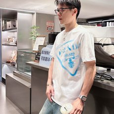 普拉*Prada 25SS春夏新款首发专柜最新款短袖圆领T恤 高端订制 设计前卫时尚!品牌logo重工艺 普拉*Prada 25SS春夏新款首发专柜最新款短袖圆领T恤 高端订制 设计前卫时尚!品牌logo重工艺