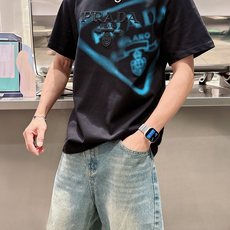 普拉*Prada 25SS春夏新款首发专柜最新款短袖圆领T恤 高端订制 设计前卫时尚!品牌logo重工艺 普拉*Prada 25SS春夏新款首发专柜最新款短袖圆领T恤 高端订制 设计前卫时尚!品牌logo重工艺