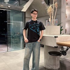 普拉*Prada 25SS春夏新款首发专柜最新款短袖圆领T恤 高端订制 设计前卫时尚!品牌logo重工艺 普拉*Prada 25SS春夏新款首发专柜最新款短袖圆领T恤 高端订制 设计前卫时尚!品牌logo重工艺