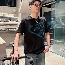 普拉*Prada 25SS春夏新款首发专柜最新款短袖圆领T恤 高端订制 设计前卫时尚!品牌logo重工艺 普拉*Prada 25SS春夏新款首发专柜最新款短袖圆领T恤 高端订制 设计前卫时尚!品牌logo重工艺