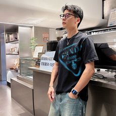 普拉*Prada 25SS春夏新款首发专柜最新款短袖圆领T恤 高端订制 设计前卫时尚!品牌logo重工艺 普拉*Prada 25SS春夏新款首发专柜最新款短袖圆领T恤 高端订制 设计前卫时尚!品牌logo重工艺