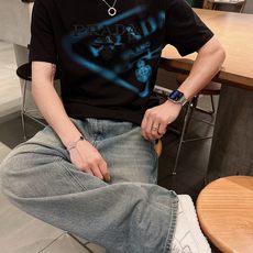 普拉*Prada 25SS春夏新款首发专柜最新款短袖圆领T恤 高端订制 设计前卫时尚!品牌logo重工艺 普拉*Prada 25SS春夏新款首发专柜最新款短袖圆领T恤 高端订制 设计前卫时尚!品牌logo重工艺