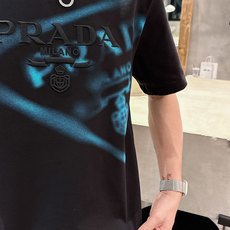 普拉*Prada 25SS春夏新款首发专柜最新款短袖圆领T恤 高端订制 设计前卫时尚!品牌logo重工艺 普拉*Prada 25SS春夏新款首发专柜最新款短袖圆领T恤 高端订制 设计前卫时尚!品牌logo重工艺
