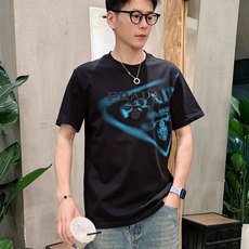 普拉*Prada 25SS春夏新款首发专柜最新款短袖圆领T恤 高端订制 设计前卫时尚!品牌logo重工艺 普拉*Prada 25SS春夏新款首发专柜最新款短袖圆领T恤 高端订制 设计前卫时尚!品牌logo重工艺
