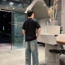 普拉*Prada 25SS春夏新款首发专柜最新款短袖圆领T恤 高端订制 设计前卫时尚!品牌logo重工艺 普拉*Prada 25SS春夏新款首发专柜最新款短袖圆领T恤 高端订制 设计前卫时尚!品牌logo重工艺