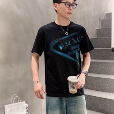 普拉*Prada 25SS春夏新款首发专柜最新款短袖圆领T恤 高端订制 设计前卫时尚!品牌logo重工艺 普拉*Prada 25SS春夏新款首发专柜最新款短袖圆领T恤 高端订制 设计前卫时尚!品牌logo重工艺
