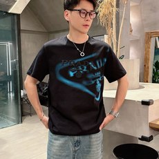 普拉*Prada 25SS春夏新款首发专柜最新款短袖圆领T恤 高端订制 设计前卫时尚!品牌logo重工艺 普拉*Prada 25SS春夏新款首发专柜最新款短袖圆领T恤 高端订制 设计前卫时尚!品牌logo重工艺