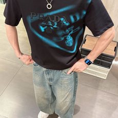 普拉*Prada 25SS春夏新款首发专柜最新款短袖圆领T恤 高端订制 设计前卫时尚!品牌logo重工艺 普拉*Prada 25SS春夏新款首发专柜最新款短袖圆领T恤 高端订制 设计前卫时尚!品牌logo重工艺