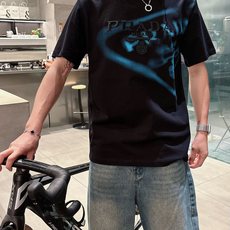 普拉*Prada 25SS春夏新款首发专柜最新款短袖圆领T恤 高端订制 设计前卫时尚!品牌logo重工艺 普拉*Prada 25SS春夏新款首发专柜最新款短袖圆领T恤 高端订制 设计前卫时尚!品牌logo重工艺