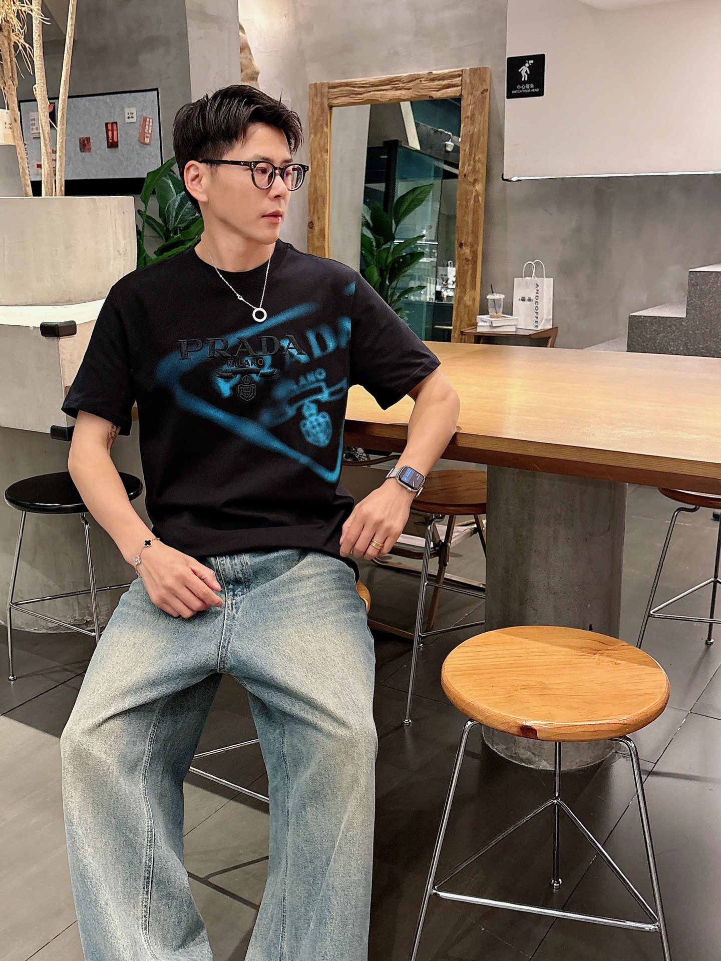 NO:461879,Prada 25SS spring and summer new style first-time counter latest short-sleeved round-neck T-shirt, high-end customization, avant-garde and fashionable design!  Brand logo heavy craft design, high-end custom fabric, soft feel, comfortable to wear, imported high-end fabrics are very delicate, the details are exquisite and exquisite, the counter-level exquisite car line, fine workmanship, extremely shaping item, can be matched with any fashion, super good style, trendy men's essential items Color white and black Size S-XXL Size reference S-Size shoulder width 45 bust 101 length 68 M-Size shoulder width 46 bust 105 long 70 L-Size shoulder width 47 bust 109 long 72 XL-Size shoulder width 48 bust 113 long 74 XXL-Size shoulder width 49 bust 117 long 76, prada, prada, T-shirt,tees, t-shirt,alexander wang19860909普拉*Prada 25SS春夏新款首发专柜最新款短袖圆领T恤 高端订制 设计前卫时尚！品牌logo重工艺设计,高端定制面料,手感柔软,穿着舒适,客供进口高档面料质感非常细腻,细节工艺精湛考究,专柜级别精致车线,做工精细,塑造性极高的一款单品,任何时装都可以搭配,版型超级好,潮男必备单品 颜色白色、黑色 尺码S-XXL 尺寸参考 S码肩宽45胸围101衣长68 M码肩宽46胸围105衣长70 L码肩宽47胸围109衣长72 XL码肩宽48胸围113衣长74 XXL码肩宽49胸围117衣长76,,prada,prada,T-shirt,tees，t-shirt,alexander wang,Men's clothing