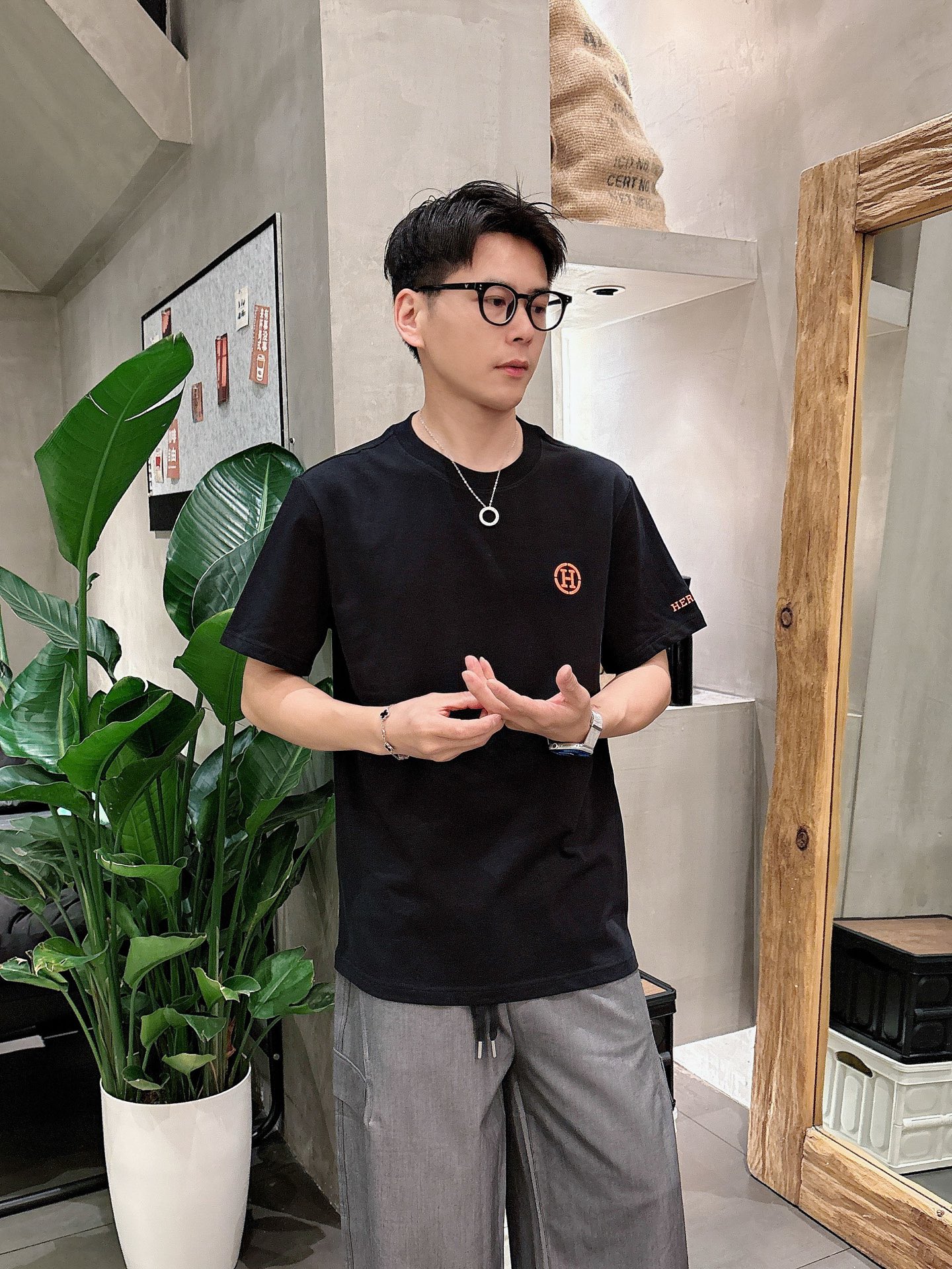 NO:461888,Aima*Hermes 25SS spring and summer new style first-time counter latest short-sleeved round-neck T-shirt, high-end customization, avant-garde and fashionable design!  Brand logo heavy craft design, high-end custom fabric, soft feel, comfortable to wear, imported high-end fabrics are very delicate, the details and craftsmanship are exquisite, the counter-level exquisite car line, fine workmanship, extremely shaping item, any fashion can be matched with, the style is super good. The must-have item for trendy men. Color white and black Size S-XXL Size reference S-Size shoulder width 45 bust 101 length 68 M size shoulder width 46 bust 105 long 70 L size shoulder width 47 bust 109 long 72 XL size shoulder width 48 bust 113 long 74 XXL size shoulder width 49 bust 117 long 76, hermes, hermes, T-shirt,tees, t-shirt,alexander wang19860909爱马*Hermes 25SS春夏新款首发专柜最新款短袖圆领T恤 高端订制 设计前卫时尚！品牌logo重工艺设计,高端定制面料,手感柔软,穿着舒适,客供进口高档面料质感非常细腻,细节工艺精湛考究,专柜级别精致车线,做工精细,塑造性极高的一款单品,任何时装都可以搭配,版型超级好 潮男必备单品 颜色白色、黑色 尺码S-XXL 尺寸参考 S码肩宽45胸围101衣长68 M码肩宽46胸围105衣长70 L码肩宽47胸围109衣长72 XL码肩宽48胸围113衣长74 XXL码肩宽49胸围117衣长76,,hermes,hermes,T-shirt,tees，t-shirt,alexander wang,Men's clothing