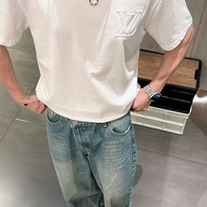 路易威*1V 25SS春夏新款首发专柜最新款短袖圆领T恤 高端订制 设计前卫时尚!品牌logo重工艺设计 路易威*1V 25SS春夏新款首发专柜最新款短袖圆领T恤 高端订制 设计前卫时尚!品牌logo重工艺设计