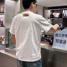 路易威*1V 25SS春夏新款首发专柜最新款短袖圆领T恤 高端订制 设计前卫时尚!品牌logo重工艺设计 路易威*1V 25SS春夏新款首发专柜最新款短袖圆领T恤 高端订制 设计前卫时尚!品牌logo重工艺设计