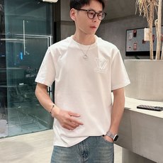 路易威*1V 25SS春夏新款首发专柜最新款短袖圆领T恤 高端订制 设计前卫时尚!品牌logo重工艺设计 路易威*1V 25SS春夏新款首发专柜最新款短袖圆领T恤 高端订制 设计前卫时尚!品牌logo重工艺设计