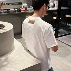 路易威*1V 25SS春夏新款首发专柜最新款短袖圆领T恤 高端订制 设计前卫时尚!品牌logo重工艺设计 路易威*1V 25SS春夏新款首发专柜最新款短袖圆领T恤 高端订制 设计前卫时尚!品牌logo重工艺设计