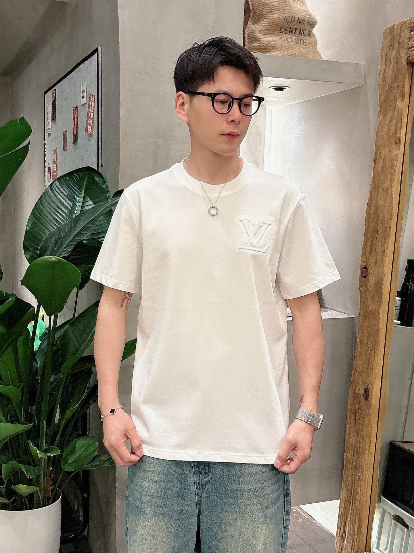路易威*1V 25SS春夏新款首发专柜最新款短袖圆领T恤 高端订制 设计前卫时尚！品牌logo重工艺设计