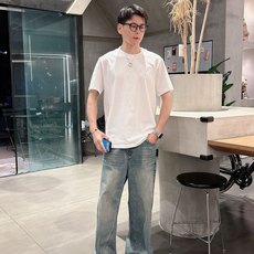 路易威*1V 25SS春夏新款首发专柜最新款短袖圆领T恤 高端订制 设计前卫时尚!品牌logo重工艺设计 路易威*1V 25SS春夏新款首发专柜最新款短袖圆领T恤 高端订制 设计前卫时尚!品牌logo重工艺设计