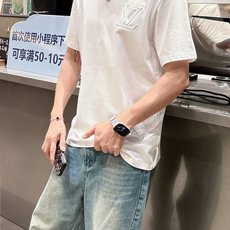 路易威*1V 25SS春夏新款首发专柜最新款短袖圆领T恤 高端订制 设计前卫时尚!品牌logo重工艺设计 路易威*1V 25SS春夏新款首发专柜最新款短袖圆领T恤 高端订制 设计前卫时尚!品牌logo重工艺设计