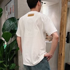 路易威*1V 25SS春夏新款首发专柜最新款短袖圆领T恤 高端订制 设计前卫时尚!品牌logo重工艺设计 路易威*1V 25SS春夏新款首发专柜最新款短袖圆领T恤 高端订制 设计前卫时尚!品牌logo重工艺设计