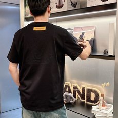 路易威*1V 25SS春夏新款首发专柜最新款短袖圆领T恤 高端订制 设计前卫时尚!品牌logo重工艺设计 路易威*1V 25SS春夏新款首发专柜最新款短袖圆领T恤 高端订制 设计前卫时尚!品牌logo重工艺设计