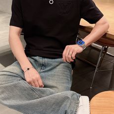 路易威*1V 25SS春夏新款首发专柜最新款短袖圆领T恤 高端订制 设计前卫时尚!品牌logo重工艺设计 路易威*1V 25SS春夏新款首发专柜最新款短袖圆领T恤 高端订制 设计前卫时尚!品牌logo重工艺设计
