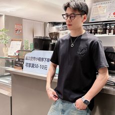 路易威*1V 25SS春夏新款首发专柜最新款短袖圆领T恤 高端订制 设计前卫时尚!品牌logo重工艺设计 路易威*1V 25SS春夏新款首发专柜最新款短袖圆领T恤 高端订制 设计前卫时尚!品牌logo重工艺设计