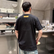 路易威*1V 25SS春夏新款首发专柜最新款短袖圆领T恤 高端订制 设计前卫时尚!品牌logo重工艺设计 路易威*1V 25SS春夏新款首发专柜最新款短袖圆领T恤 高端订制 设计前卫时尚!品牌logo重工艺设计