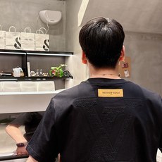 路易威*1V 25SS春夏新款首发专柜最新款短袖圆领T恤 高端订制 设计前卫时尚!品牌logo重工艺设计 路易威*1V 25SS春夏新款首发专柜最新款短袖圆领T恤 高端订制 设计前卫时尚!品牌logo重工艺设计