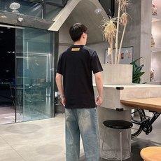 路易威*1V 25SS春夏新款首发专柜最新款短袖圆领T恤 高端订制 设计前卫时尚!品牌logo重工艺设计 路易威*1V 25SS春夏新款首发专柜最新款短袖圆领T恤 高端订制 设计前卫时尚!品牌logo重工艺设计