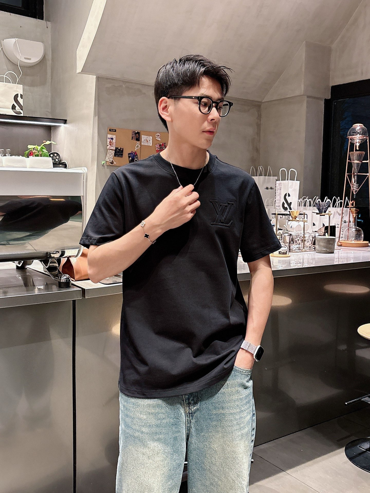 NO:461896,Louisville*1V 25SS spring and summer new model first-time counter latest short-sleeved round-neck T-shirt, high-end customization, avant-garde and fashionable design!  Brand logo heavy craft design, high-end custom fabric, soft feel, comfortable to wear, imported high-end fabrics are very delicate, the details are exquisite and exquisite, the counter-level exquisite car line, fine workmanship, extremely shaping, can be matched with any fashion, super good style, a must-have item for trendy men Color white and black Size S-XXL Size reference S-Size shoulder width 45 bust 101 length 68 M-Size shoulder width 46 bust 105 long 70 L-Size shoulder width 47 bust 109 long 72 XL-Size shoulder width 48 bust 113 long 74 XXL-Size shoulder width 49 bust 117 long 76, louis vuitton, T-shirt,tees, t-shirt,alexander wang19860909路易威*1V 25SS春夏新款首发专柜最新款短袖圆领T恤 高端订制 设计前卫时尚！品牌logo重工艺设计,高端定制面料,手感柔软,穿着舒适,客供进口高档面料质感非常细腻,细节工艺精湛考究,专柜级别精致车线,做工精细,塑造性极高的一款单品,任何时装都可以搭配,版型超级好,潮男必备单品 颜色白色、黑色 尺码S-XXL 尺寸参考 S码肩宽45胸围101衣长68 M码肩宽46胸围105衣长70 L码肩宽47胸围109衣长72 XL码肩宽48胸围113衣长74 XXL码肩宽49胸围117衣长76,,louis vuitton,T-shirt,tees，t-shirt,alexander wang,Men's clothing