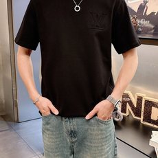 路易威*1V 25SS春夏新款首发专柜最新款短袖圆领T恤 高端订制 设计前卫时尚!品牌logo重工艺设计 路易威*1V 25SS春夏新款首发专柜最新款短袖圆领T恤 高端订制 设计前卫时尚!品牌logo重工艺设计