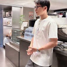 蒙*Moncler 25SS春夏新款首发专柜最新款短袖圆领T恤 高端订制 设计前卫时尚!品牌logo重工 蒙*Moncler 25SS春夏新款首发专柜最新款短袖圆领T恤 高端订制 设计前卫时尚!品牌logo重工