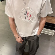 蒙*Moncler 25SS春夏新款首发专柜最新款短袖圆领T恤 高端订制 设计前卫时尚!品牌logo重工 蒙*Moncler 25SS春夏新款首发专柜最新款短袖圆领T恤 高端订制 设计前卫时尚!品牌logo重工